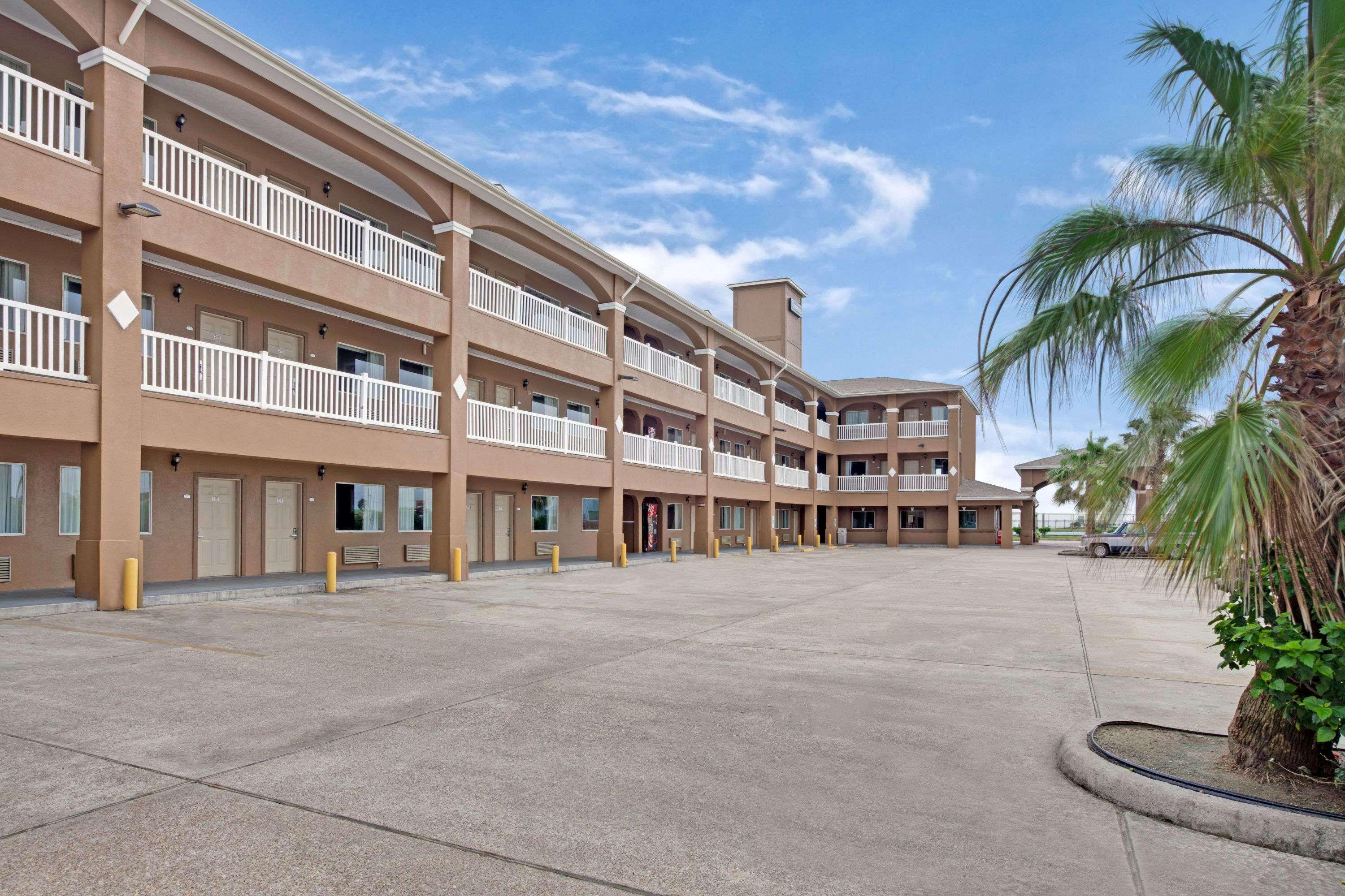 Red Roof Inn Plus + Galveston - Beachfront Exterior photo