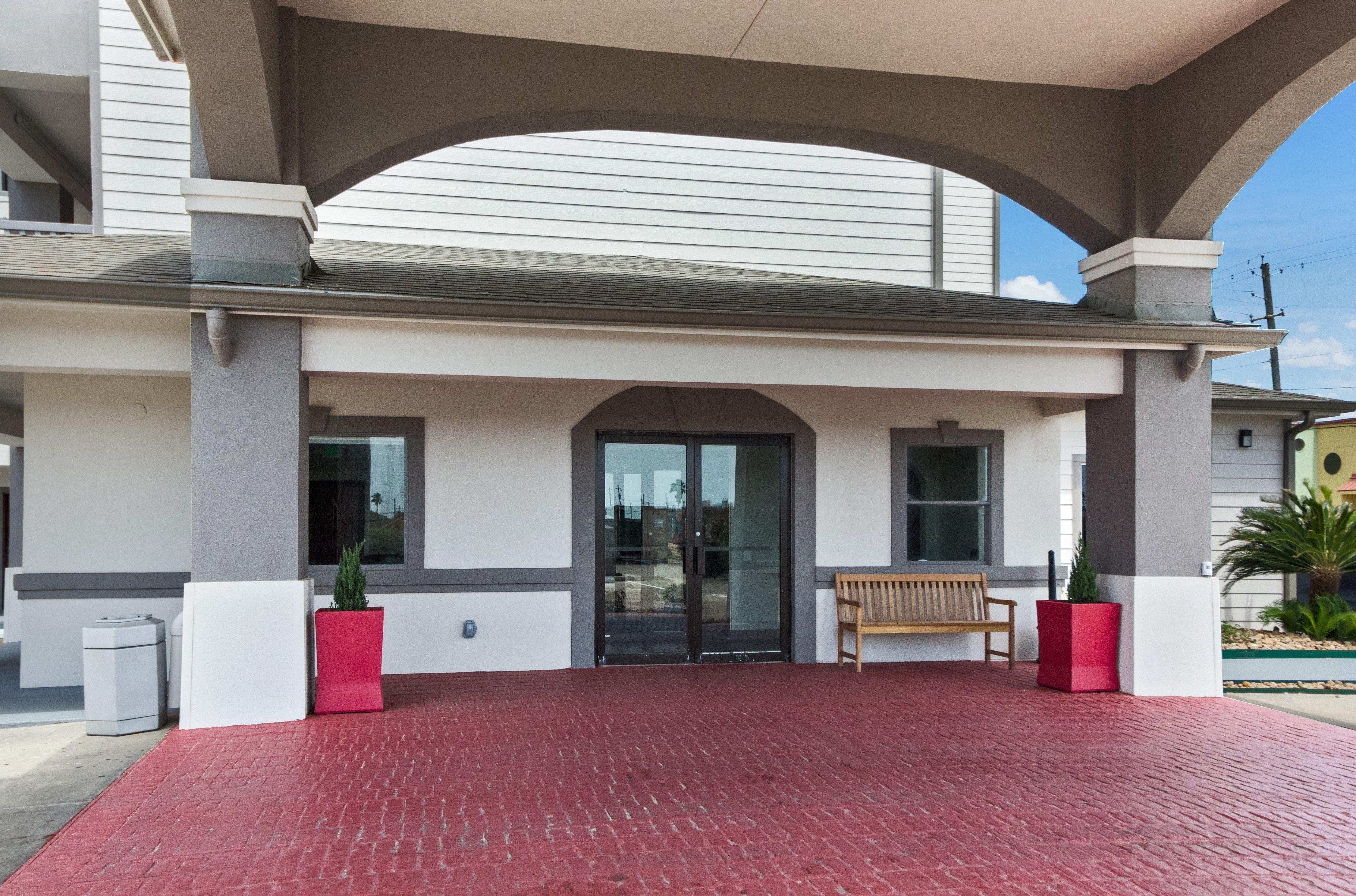 Red Roof Inn Plus + Galveston - Beachfront Exterior photo