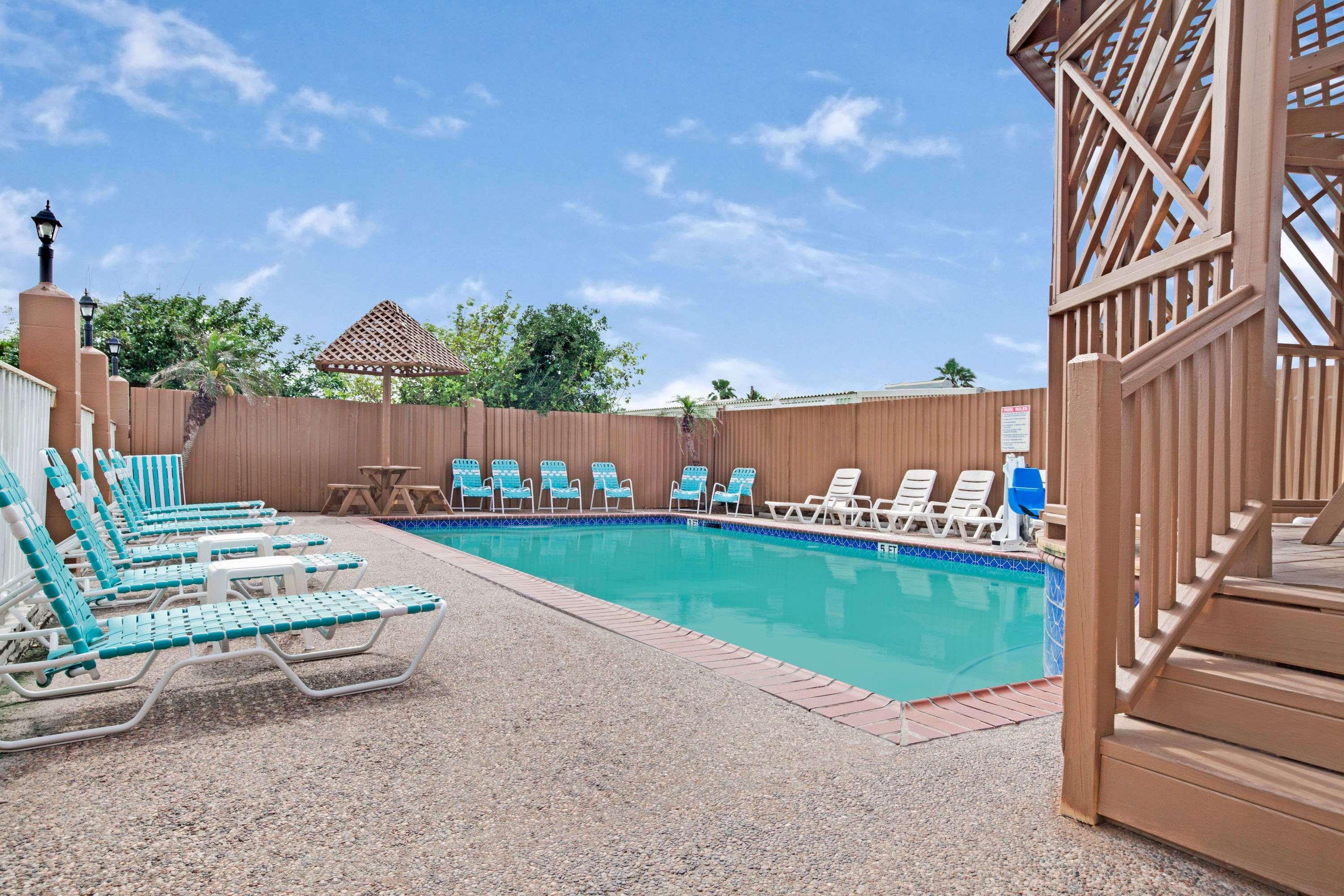 Red Roof Inn Plus + Galveston - Beachfront Exterior photo