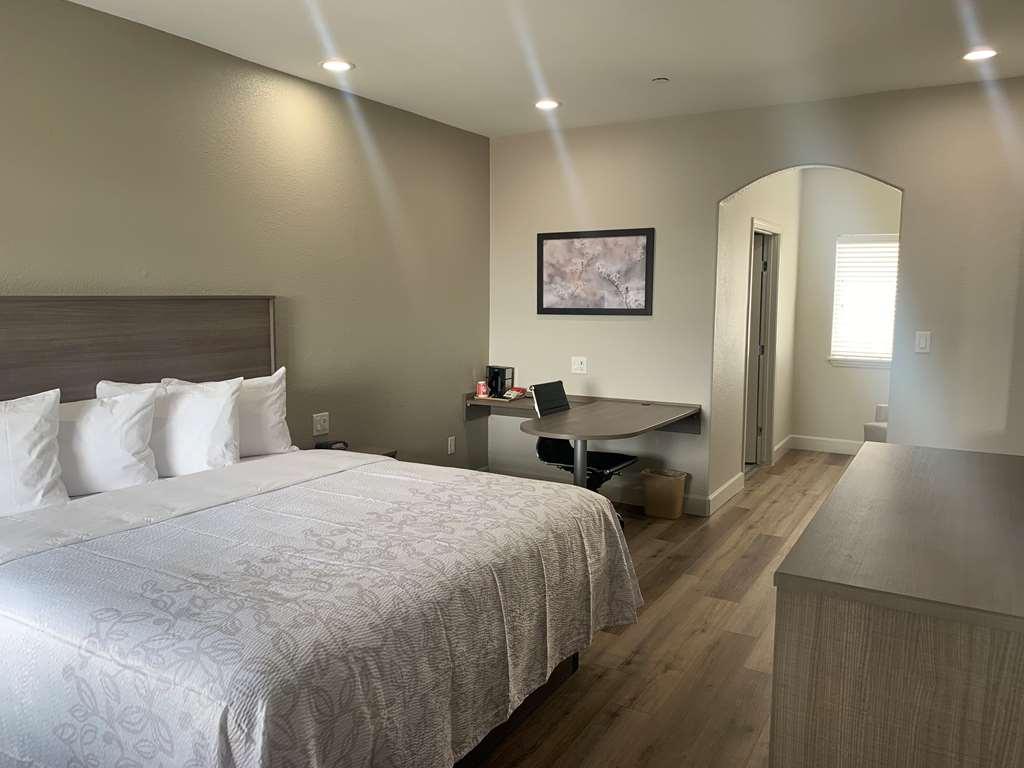 Red Roof Inn Plus + Galveston - Beachfront Room photo