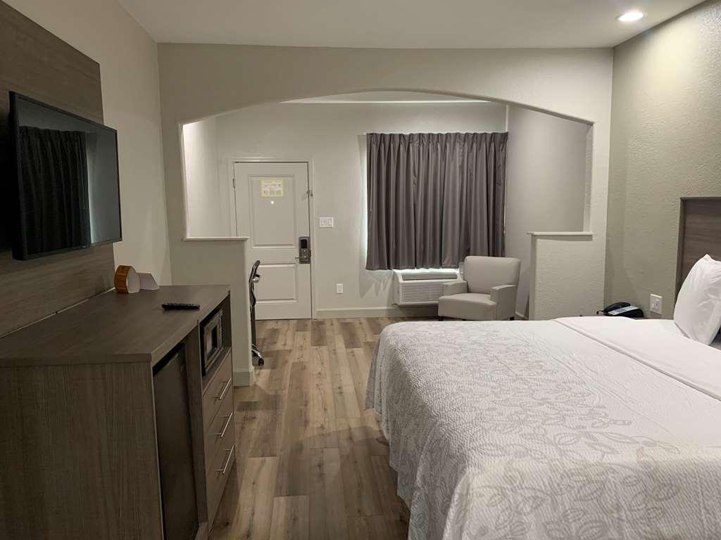 Red Roof Inn Plus + Galveston - Beachfront Room photo